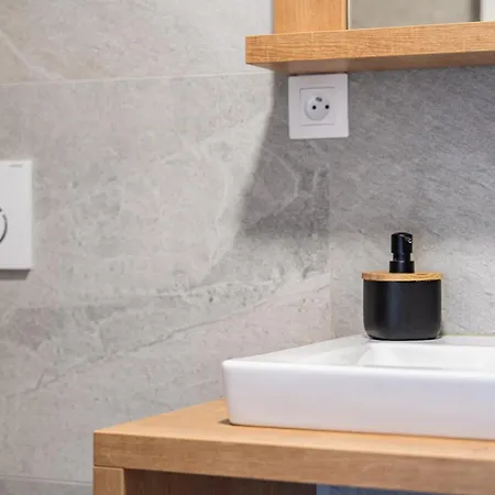 Nora *